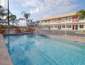 Days-Inn-Melbourne-Pool_30023e8d-c1b0-73de-9a4e4a928bc50711.jpg