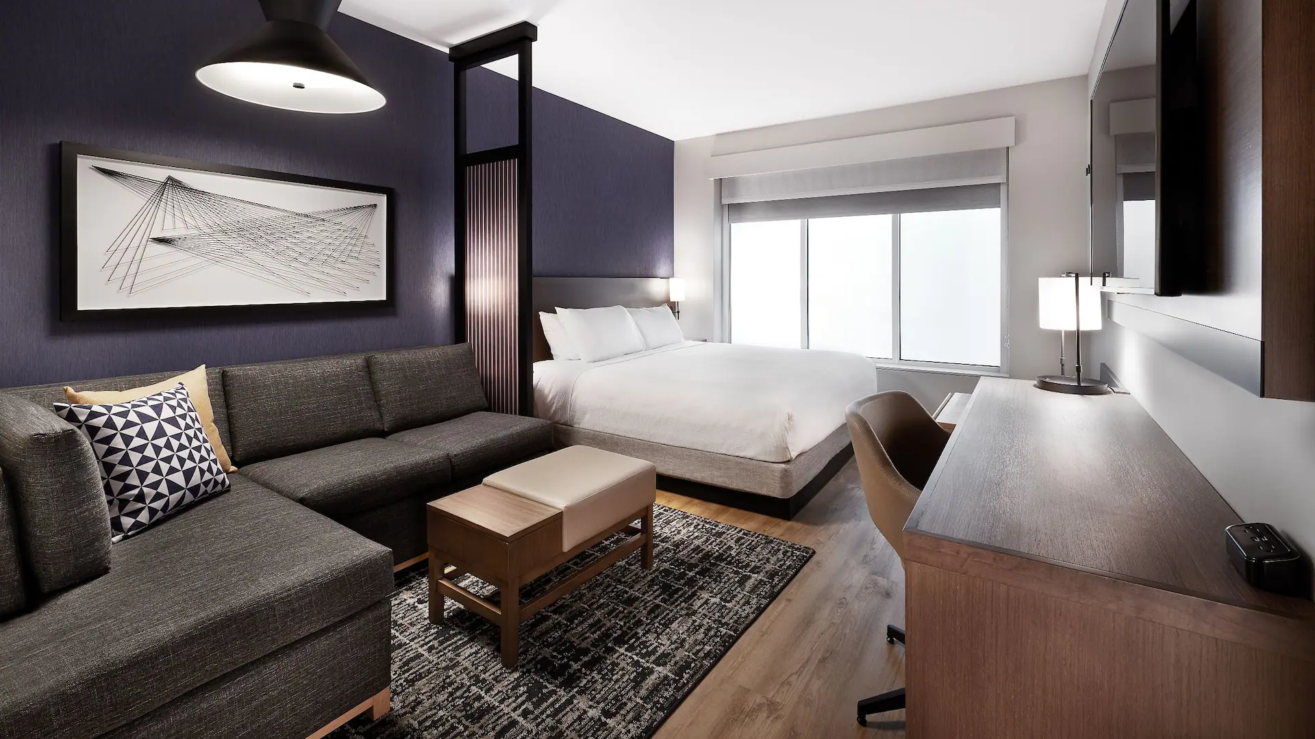 HP-P0487-King-Guestroom-Cozy-Corner-Sofabed.16x9.webp